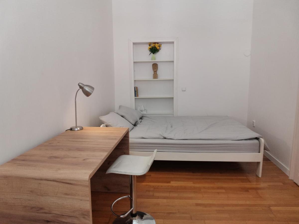 Downtown 3 Bdr Charm - Walk To All Attractions บราติสลาวา ภายนอก รูปภาพ