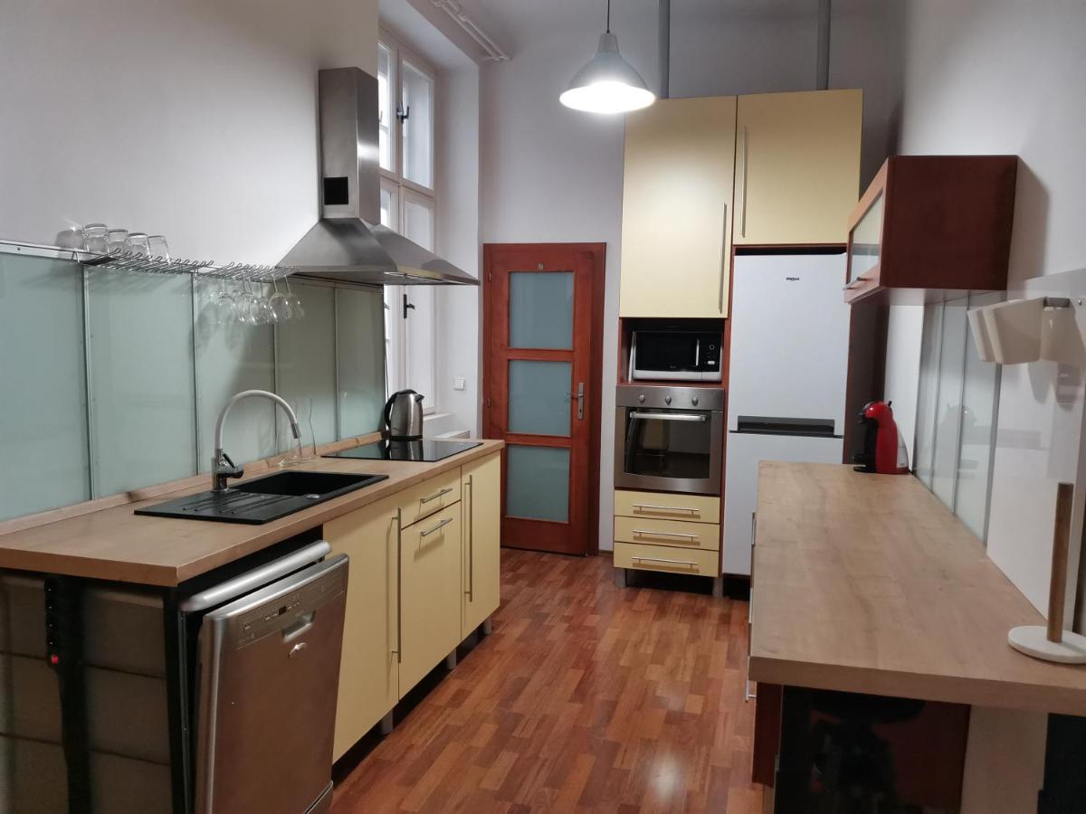 Downtown 3 Bdr Charm - Walk To All Attractions บราติสลาวา ภายนอก รูปภาพ